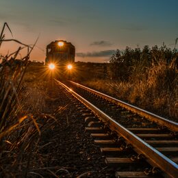 Обои с железной дорогой, свеченими, поездом, темными, вечером - скачать