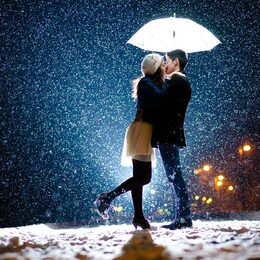 Обои с женщинами, вечером, снегопадом, любовь, зонтиками, настроеними, целоватью, улицой - скачать
