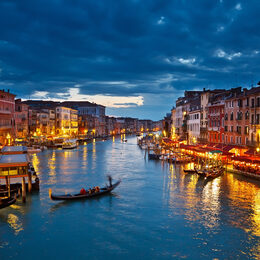 Обои с светом, городой, гондолой, городом, ночью, венецией, италией, сделано человекомом, каналом - скачать