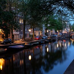 Обои с городом, ночью, отраженими, городой, нидерландами, рекой, светом, сделано человекомом, амстердамом - скачать