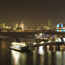 Обои с рекой, мостом, городой, лодкой, ночью, сделано человекомом, зданими, городом, лондоном - скачать