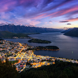 Обои с горой, городой, светом, квинстауном (новой зеландия), озеро, новой зеландией, сделано человекомом - скачать