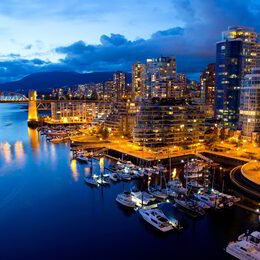 Обои с городом, колумбией, канадой, гаванью, пирсом, зданими, ванкувером, светом, городой, сделано человекомом, лодкой, мостом - скачать