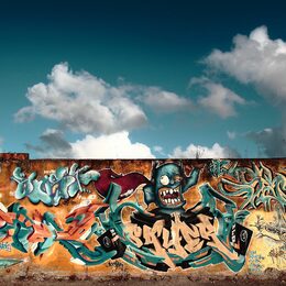 Обои с граффити, красочным, городом, городой, небо, облакой, стеной - скачать